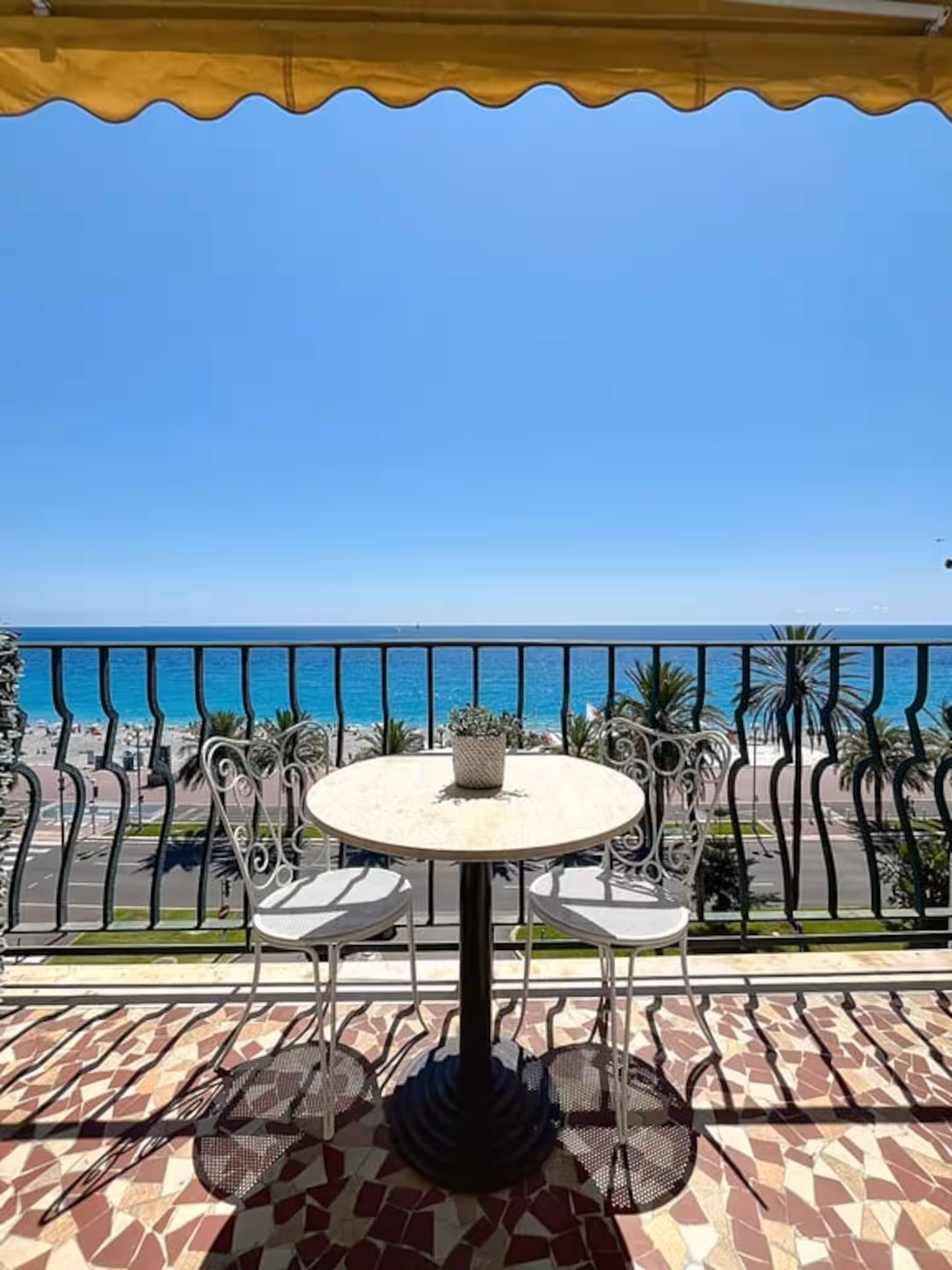 Balcon vue mer sur la Promenade des Anglais d'un bien géré par Lovely Host
