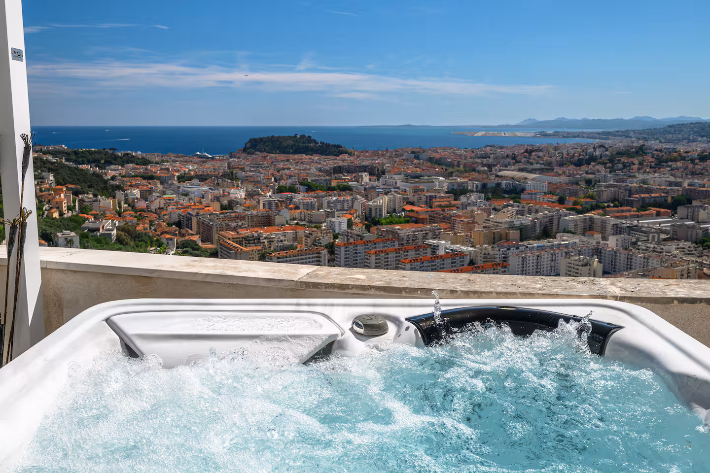 Jacuzzi avec vue sur Nice d'un bien géré par Lovely Host